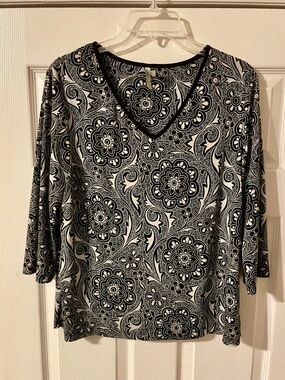 White Stag Black & White Floral V-Neck Women's Top size Large